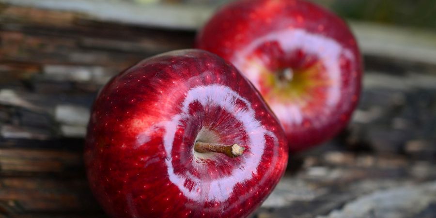 Zwei rote Äpfel